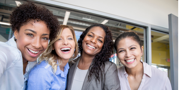 Foto com quatro mulheres, como aumentar as vendas online como melhorar as vendas online marketing digital