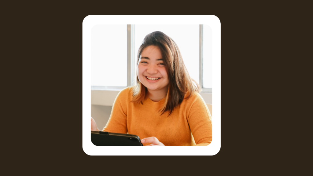mulher sorrindo e pronta para estudar cursos on line