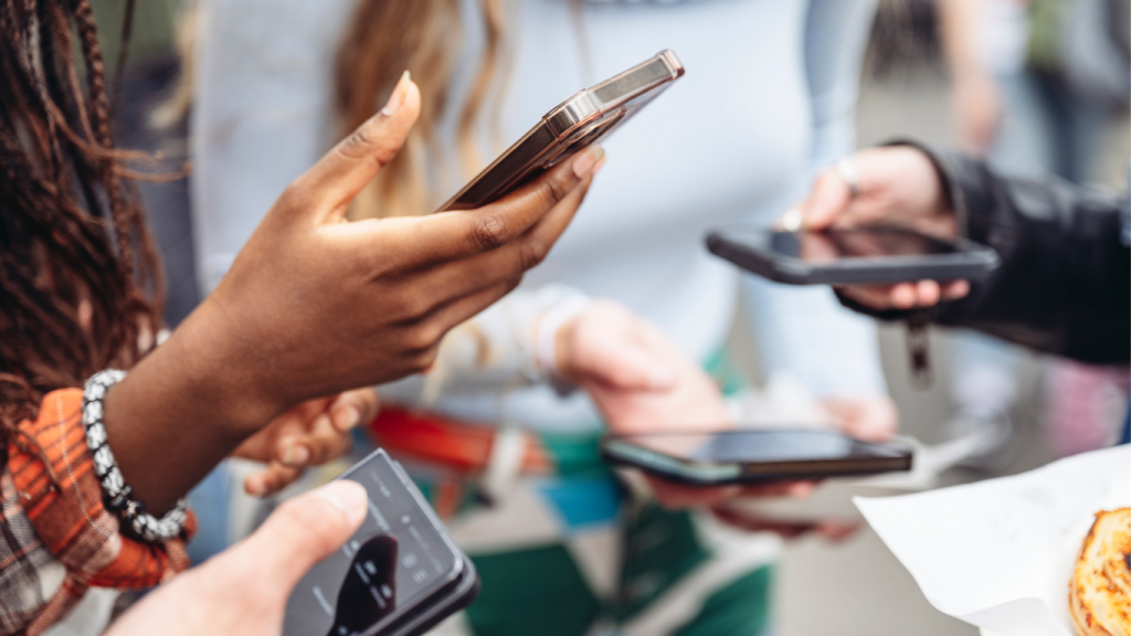 pessoas olhando as redes sociais