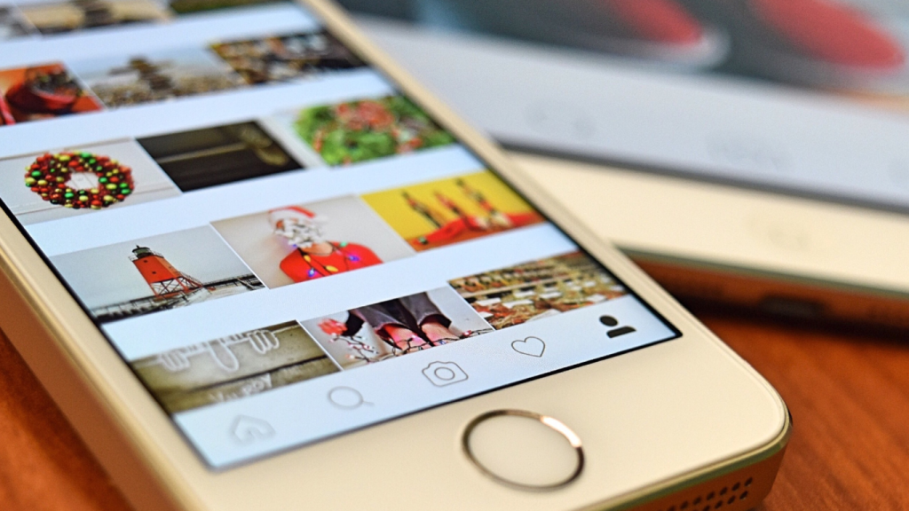 celular com as redes sociais