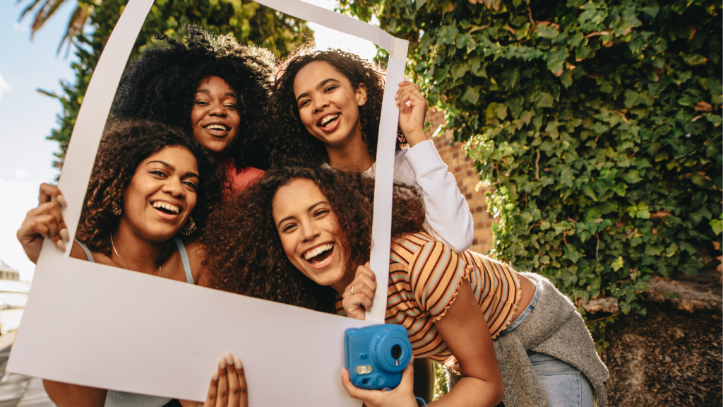 pessoas sorrindo nas redes sociais